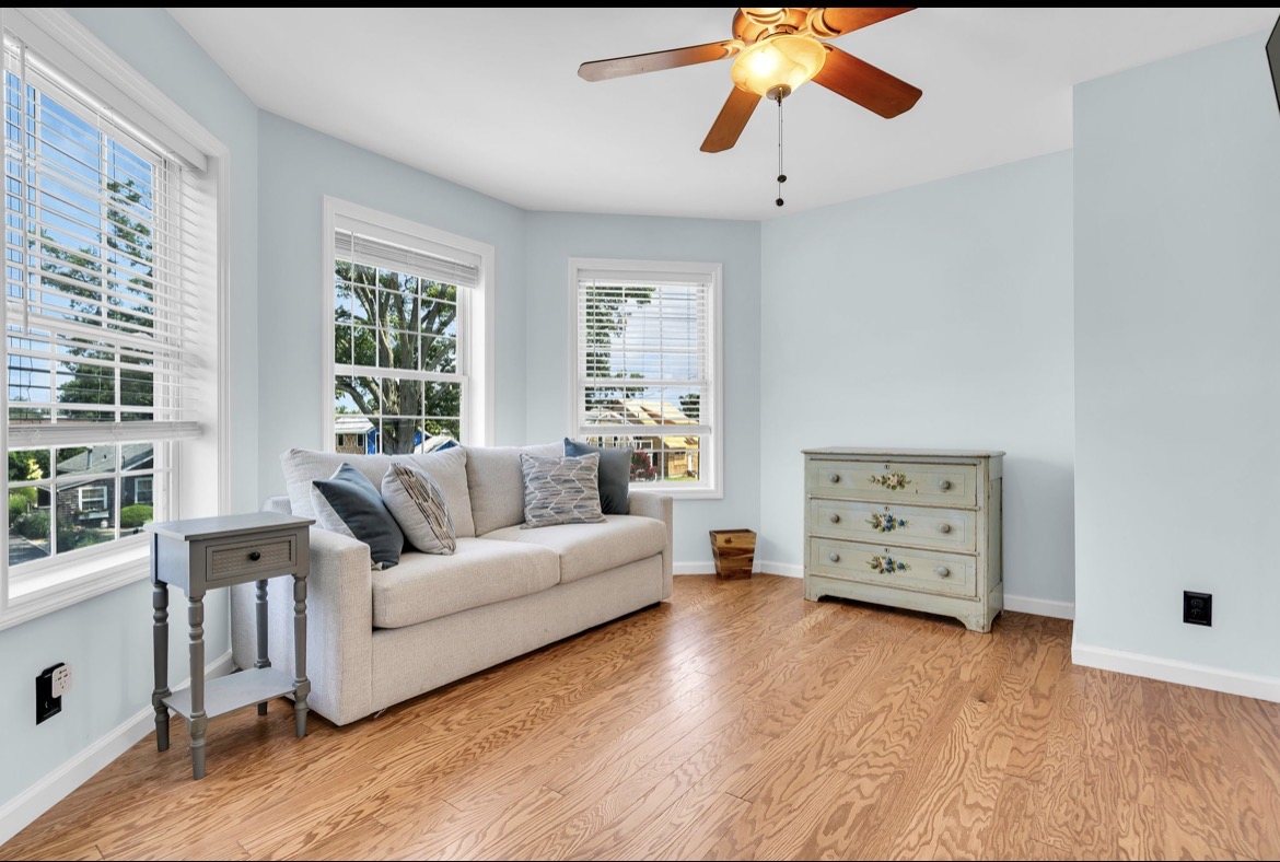 Bonus room with sofa